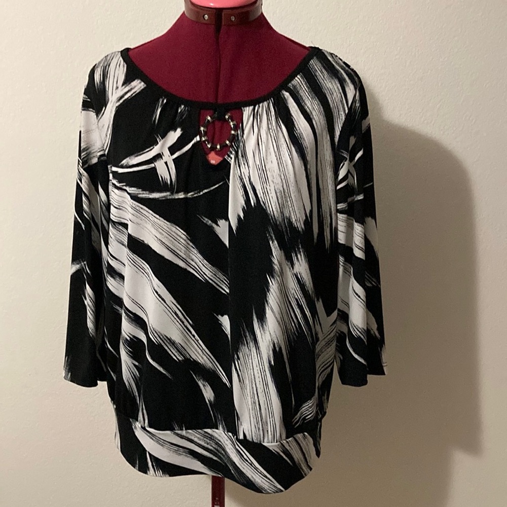 I.N. STUDIO Petite Size XL black & white 3/4 sleeves blouse. Made in USA.